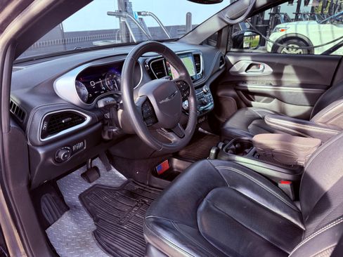 Used 2022 Chrysler Pacifica Touring-L w/ S Appearance Package FWD image 14