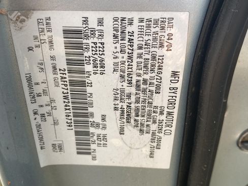 Used 2004 Ford Crown Victoria image 24