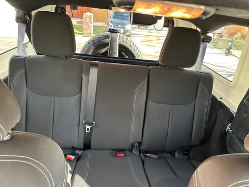 Used 2016 Jeep Wrangler Unlimited Sahara w/ Connectivity Group image 12