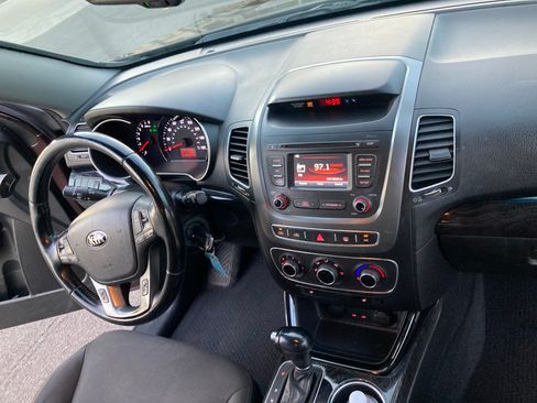 Used 2014 Kia Sorento LX image 11