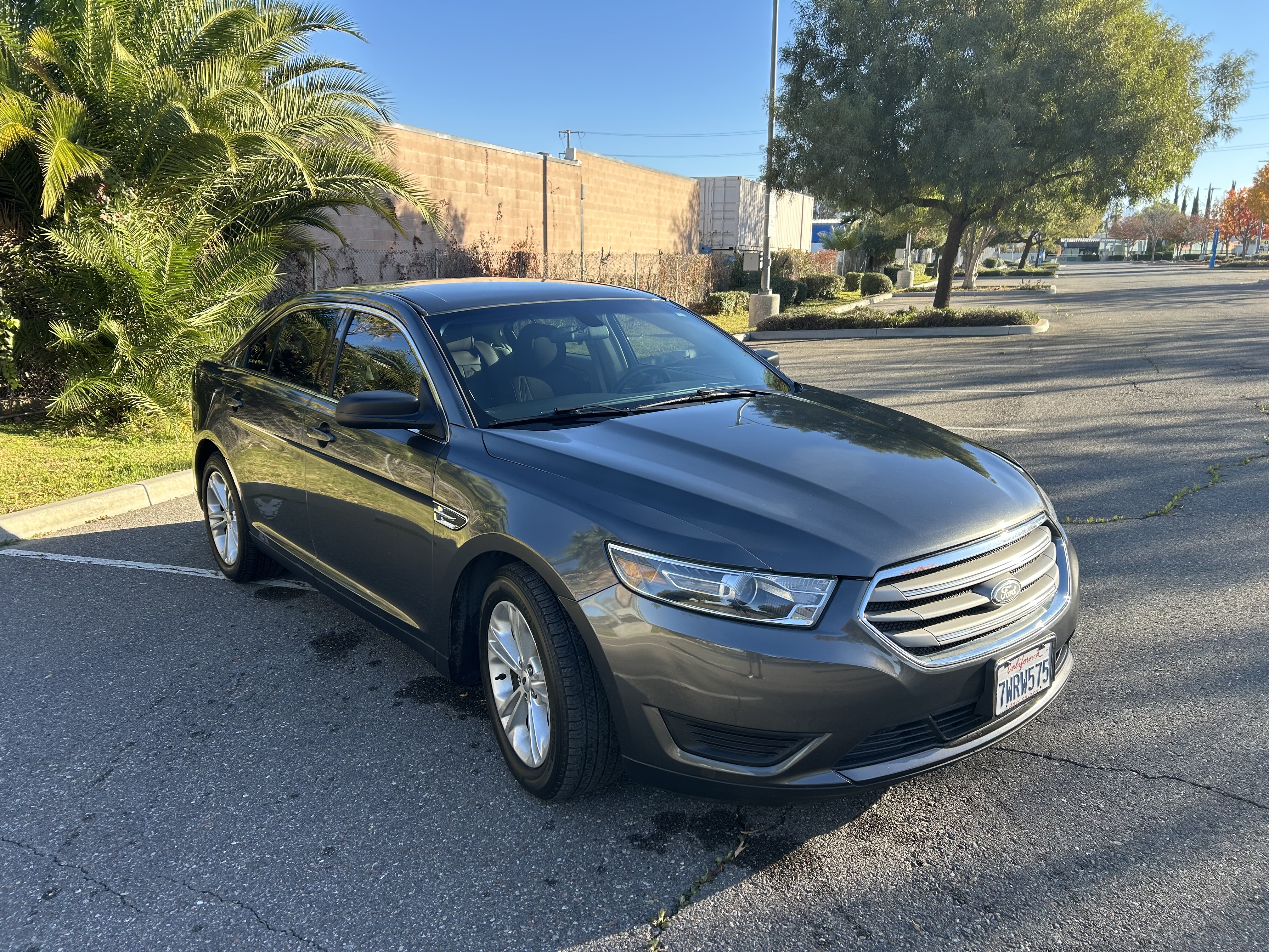 Used 2017 Ford Taurus SE FWD image 4