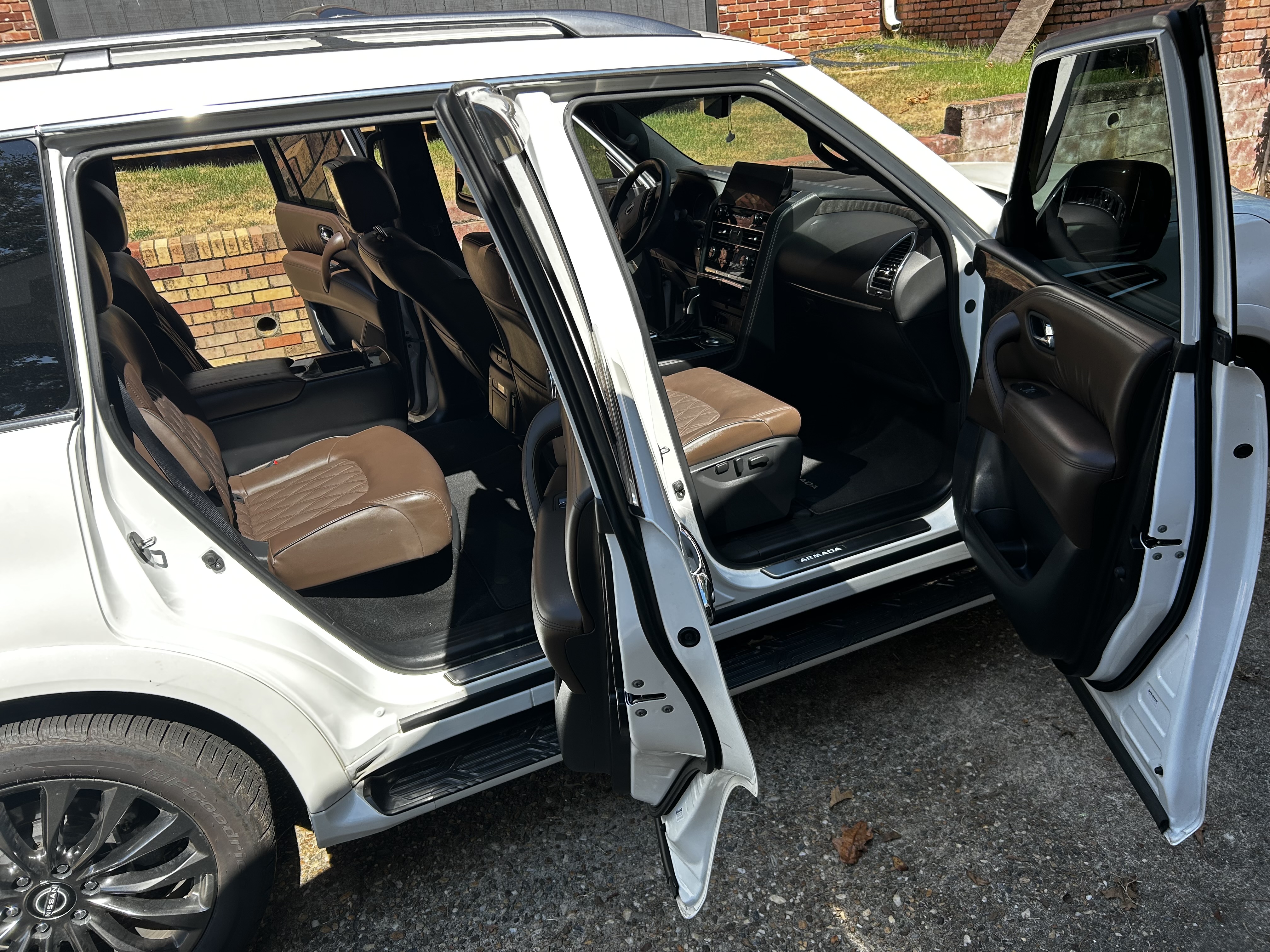 Used 2023 Nissan Armada Platinum w/ Captain's Chairs Package RWD image 5
