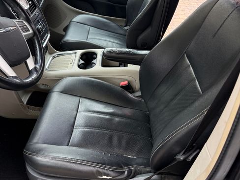 Used 2014 Chrysler Town & Country Touring w/ Driver Convenience Group image 5