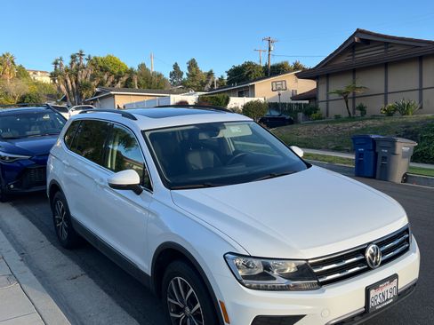Used 2020 Volkswagen Tiguan SE w/ Panoramic Sunroof Package image 6