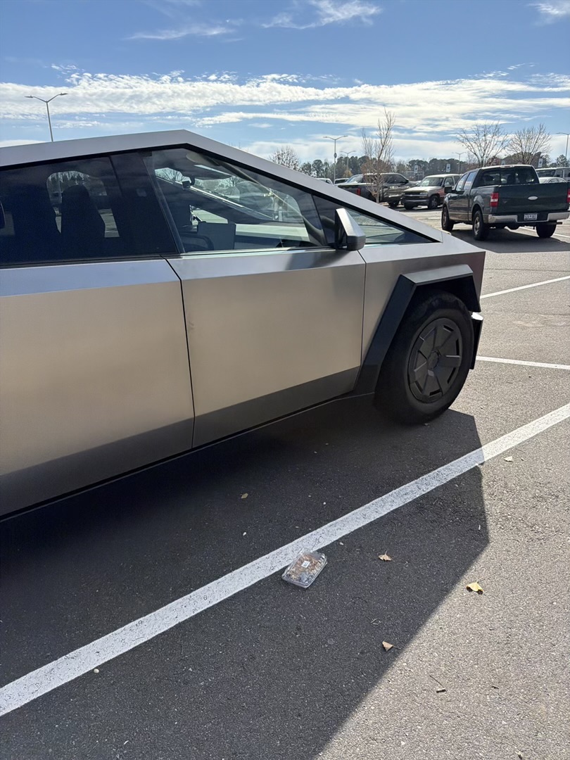 Used 2025 Tesla Cybertruck AWD Crew Cab image 13