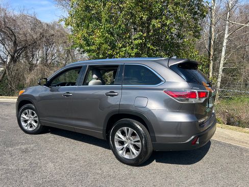 Used 2014 Toyota Highlander XLE image 2