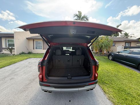Used 2024 Chevrolet Traverse LT w/ Enhanced Driving Package FWD image 11