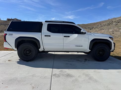 Used 2025 Toyota Tacoma TRD Off-Road w/ TRD Off Road Premium Package image 5