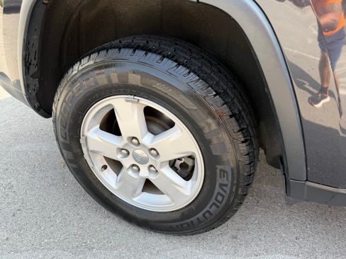 Used 2013 Jeep Grand Cherokee Laredo w/ Laredo E Group AWD/4WD image 17