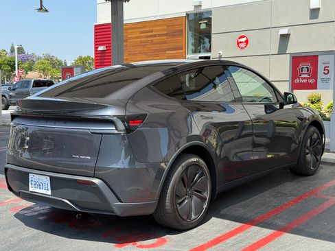 Used 2026 Tesla Model Y AWD image 4
