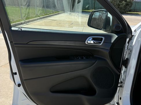 Used 2022 Jeep Grand Cherokee Laredo E w/ Security & Convenience Group image 8