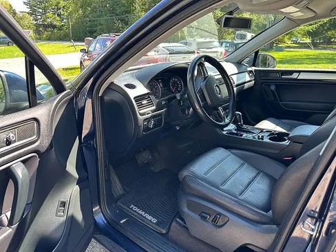 Used 2012 Volkswagen Touareg Sport AWD/4WD image 20
