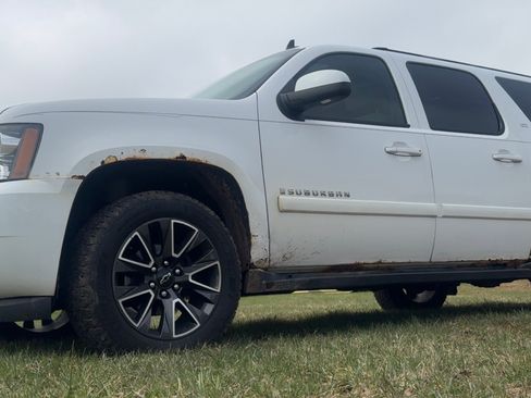 Used 2007 Chevrolet Suburban LTZ w/ LTZ Preferred Equipment Group AWD/4WD image 2