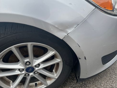 Used 2017 Ford Focus SE image 4