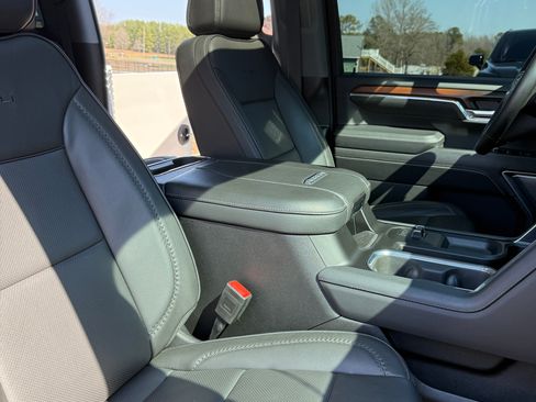 Used 2024 GMC Sierra 3500 Denali image 10