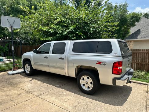 Used 2011 Chevrolet Silverado 1500 LT w/ Interior Plus Package AWD/4WD image 2