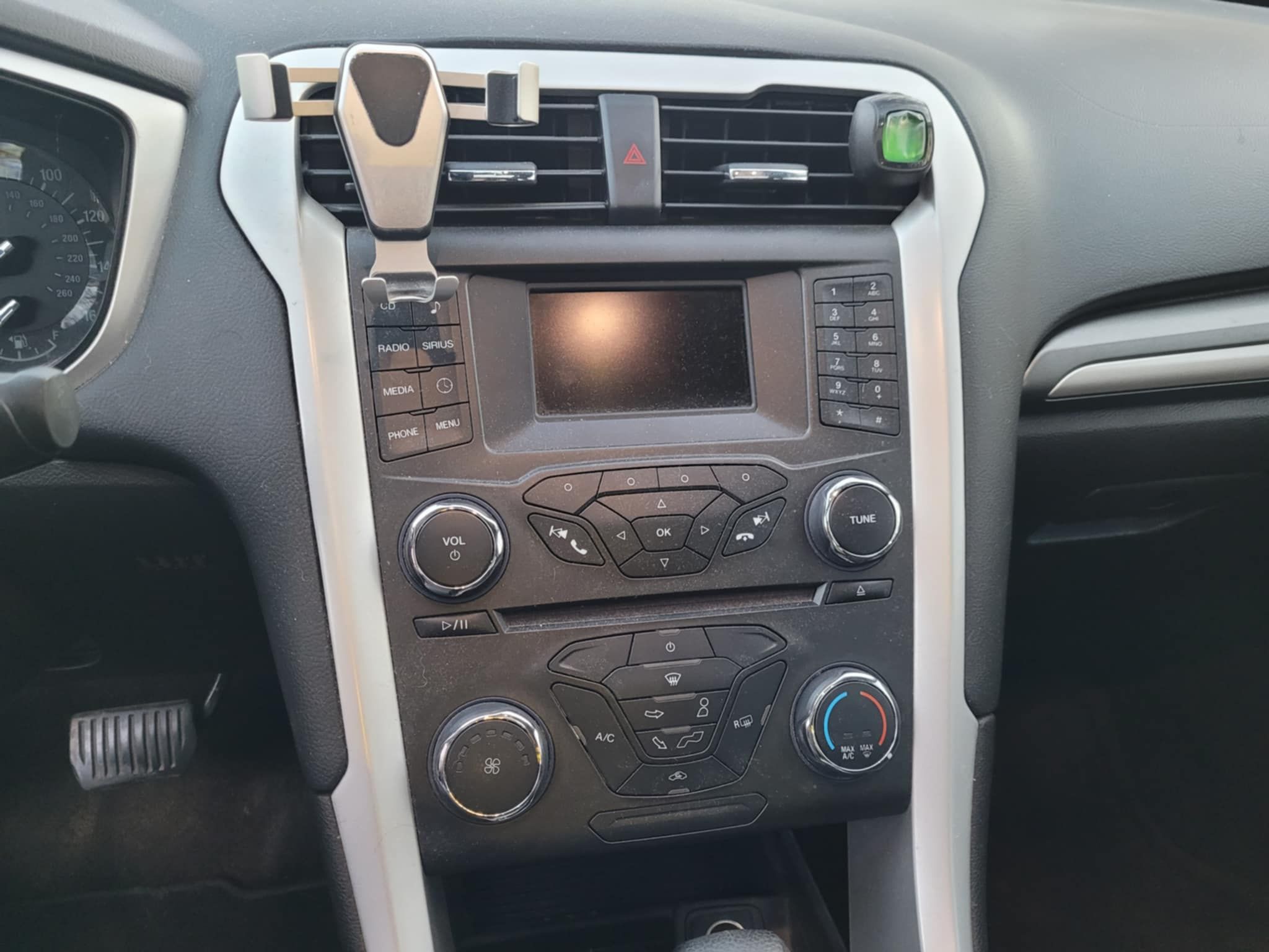 Used 2016 Ford Fusion SE FWD image 15