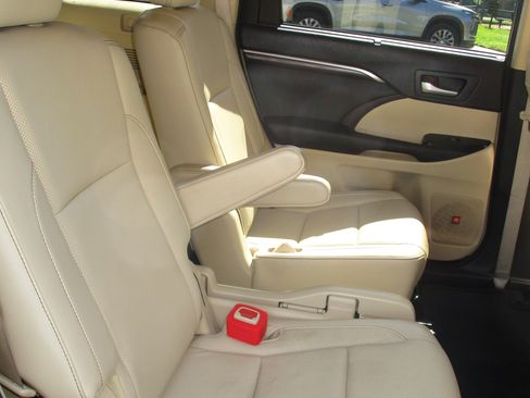 Used 2015 Toyota Highlander Limited FWD image 18