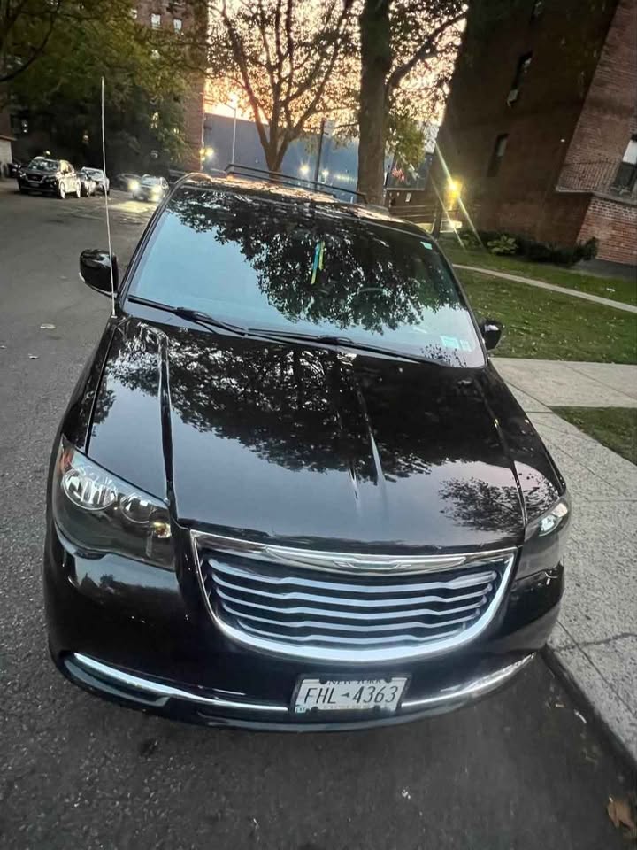 Used 2014 Chrysler Town & Country S FWD image 10