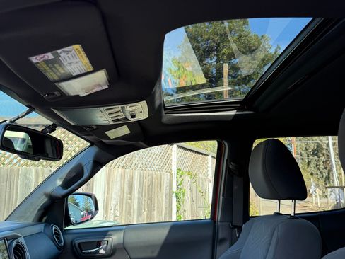 Used 2017 Toyota Tacoma TRD Off-Road image 12