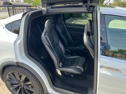 Used 2017 Tesla Model X 75D image 12