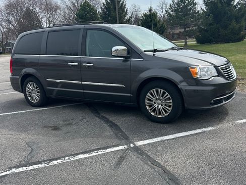 Used 2016 Chrysler Town & Country Touring-L image 8