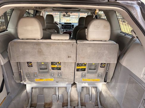 Used 2014 Toyota Sienna XLE image 9