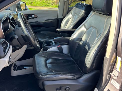 Used 2018 Chrysler Pacifica Touring-L image 12