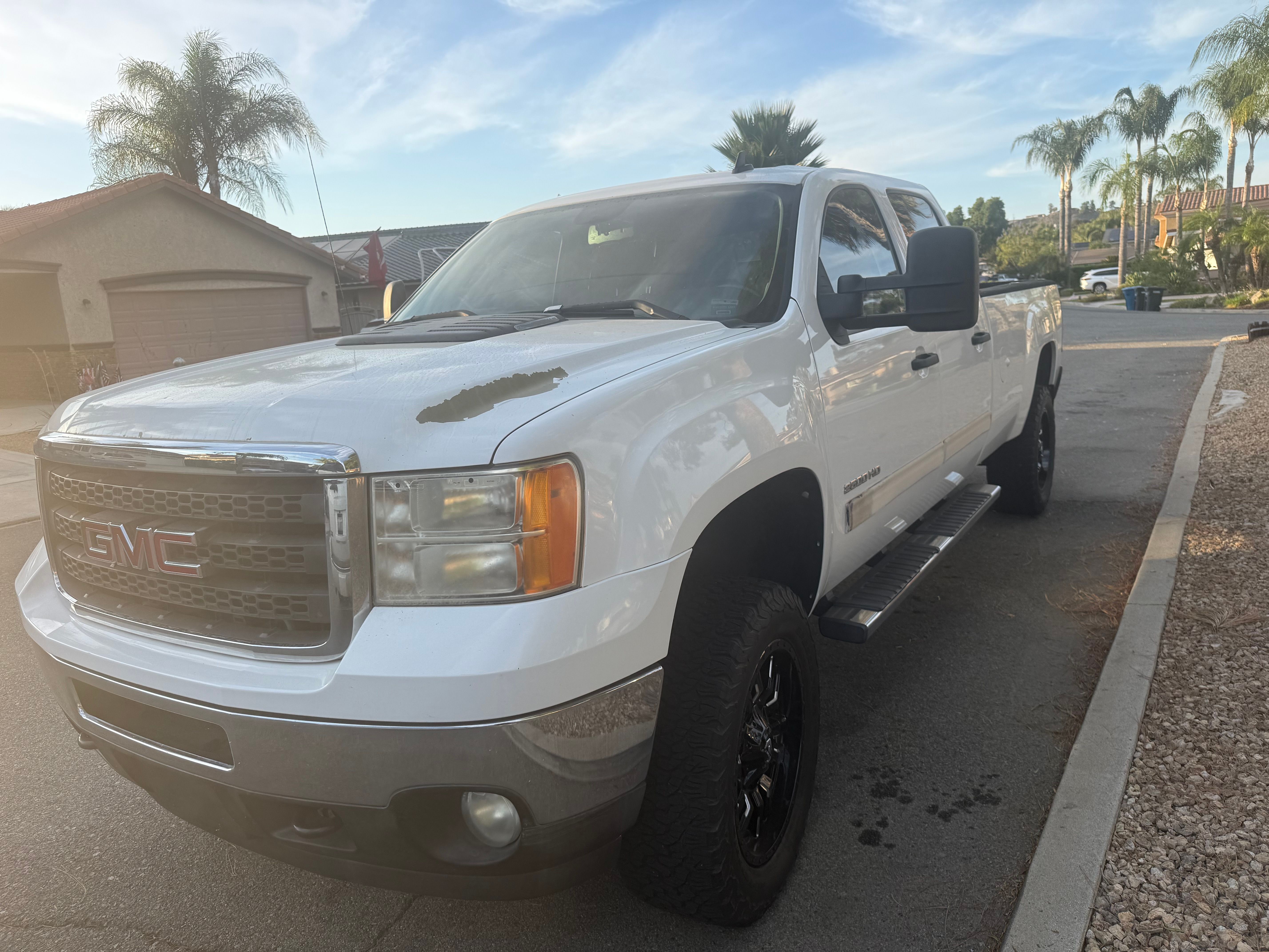 Used 2011 GMC Sierra 2500 SLE w/ SLE Preferred Package AWD/4WD image 2