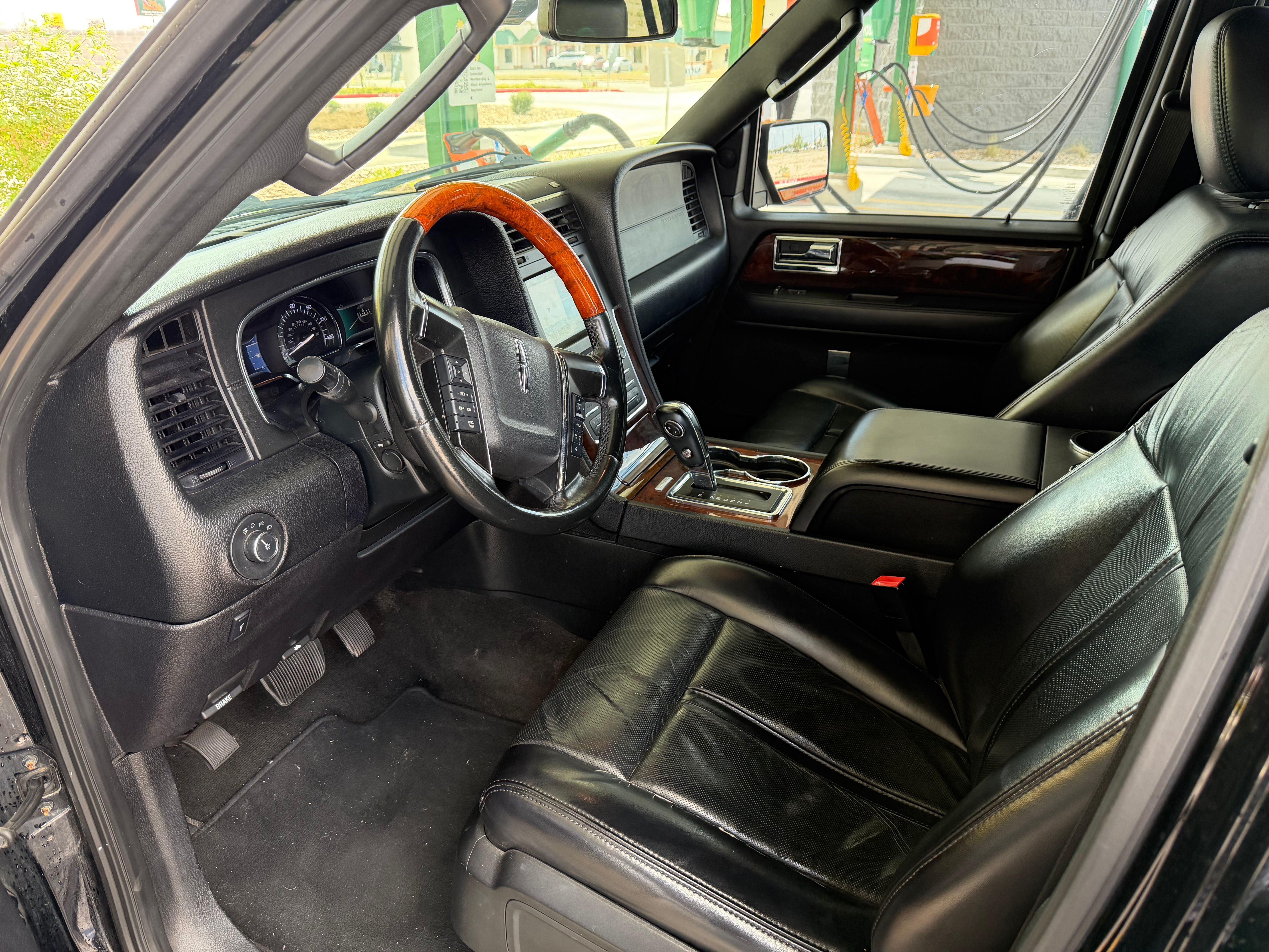 Used 2017 Lincoln Navigator L Select RWD image 11