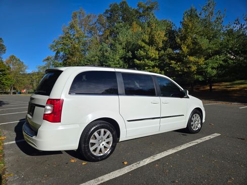 Used 2015 Chrysler Town & Country Touring image 11