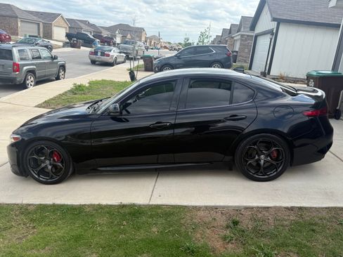 Used 2017 Alfa Romeo Giulia Ti w/ TI 19" Sport Package RWD image 8