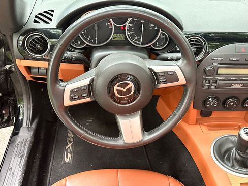 Used 2006 MAZDA MX-5 Miata Grand Touring RWD image 10