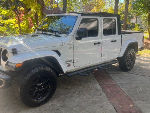 Used 2020 Jeep Gladiator Overland image 6