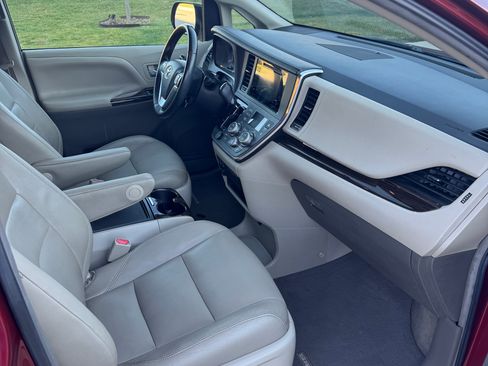 Used 2015 Toyota Sienna XLE image 14