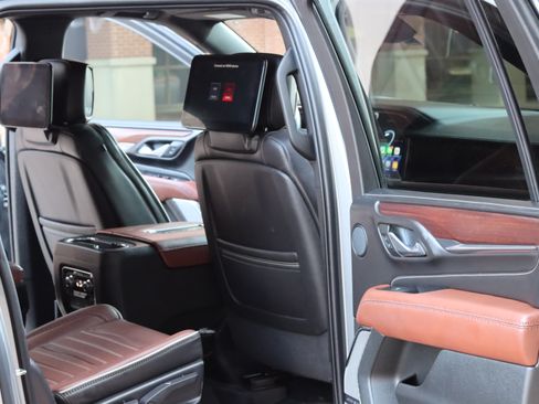 Used 2023 GMC Yukon XL Denali Ultimate w/ LPO, Floor Liner Package AWD/4WD image 6