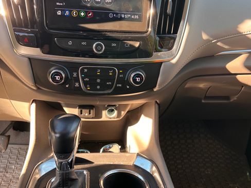 Used 2021 Chevrolet Traverse LT image 18