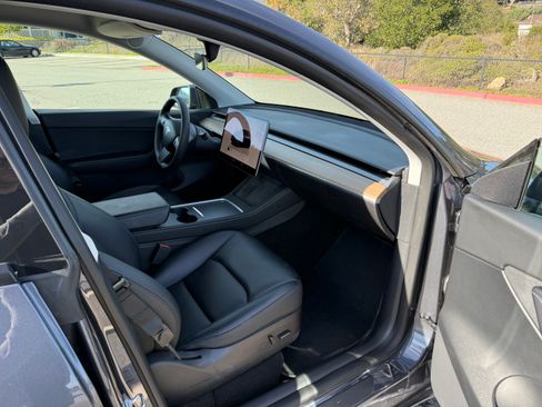 Used 2022 Tesla Model Y Long Range image 14