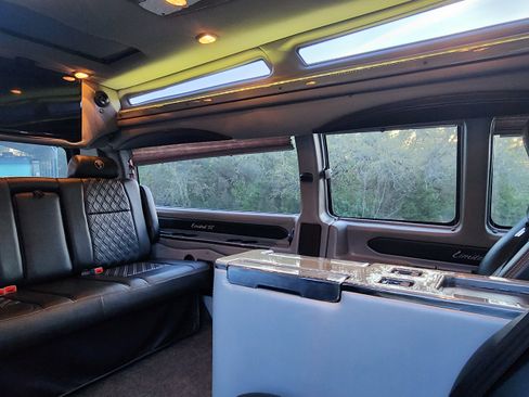 Used 2018 Chevrolet Express 2500 Extended Van 3D w/ Enhanced Convenience Package image 6