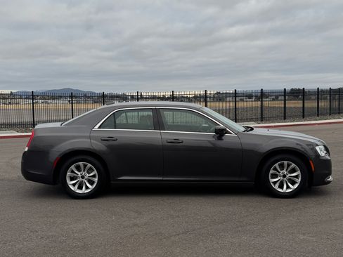 Used 2015 Chrysler 300 Limited RWD image 2