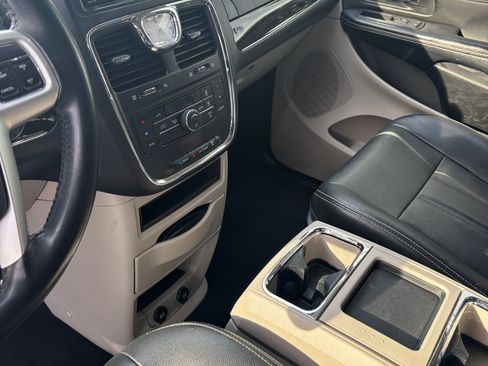 Used 2016 Chrysler Town & Country Touring image 8