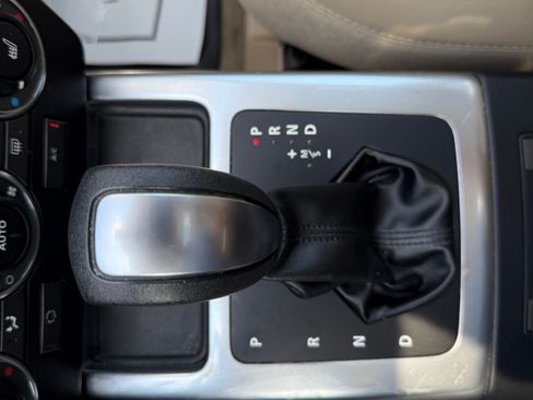 Used 2015 Land Rover LR2 HSE image 15