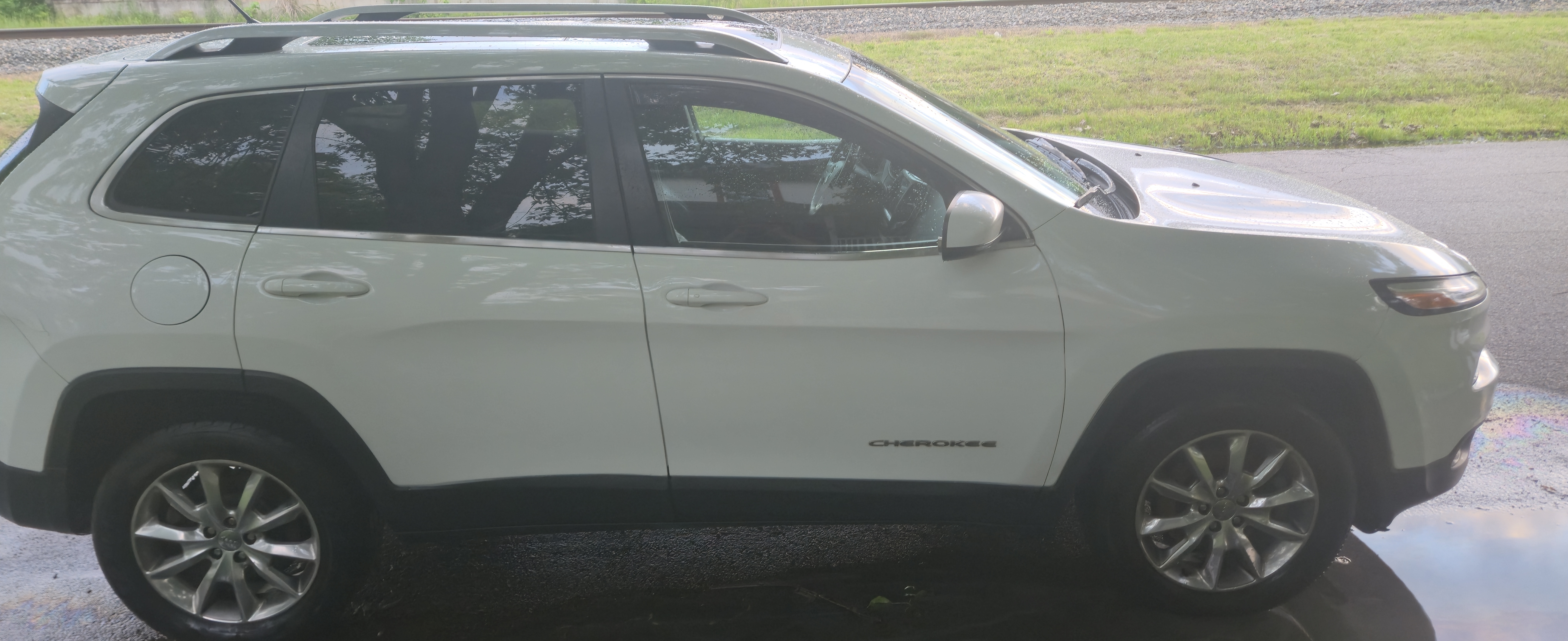 Used 2014 Jeep Cherokee Limited w/ Luxury Group AWD/4WD image 5