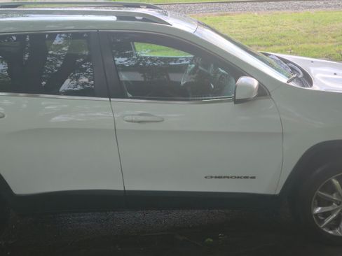 Used 2014 Jeep Cherokee Limited w/ Luxury Group AWD/4WD image 5