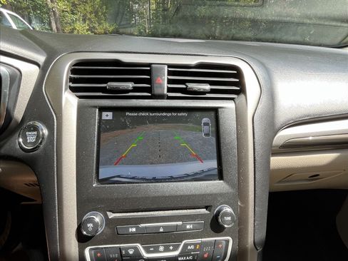 Used 2017 Ford Fusion SE w/ Fusion SE Technology Package image 10