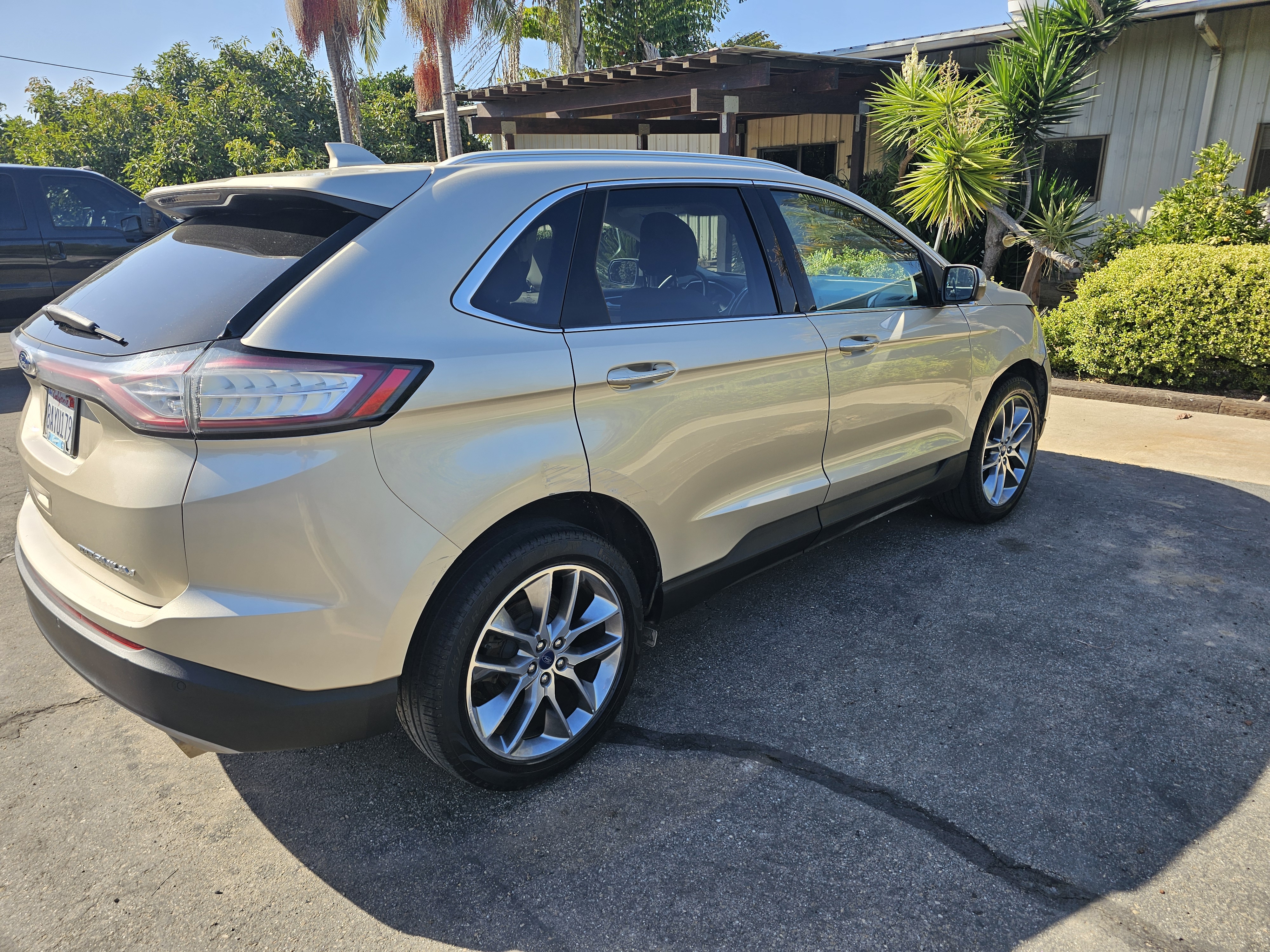 Used 2017 Ford Edge Titanium w/ Technology Package FWD image 5