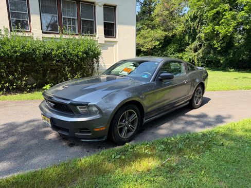 Used 2010 Ford Mustang Premium RWD image 1