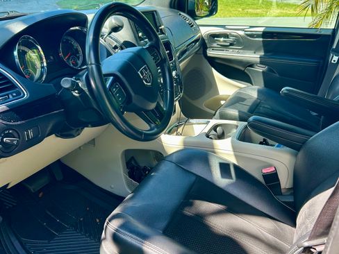 Used 2017 Dodge Grand Caravan SXT FWD image 9