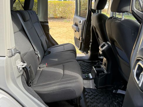 Used 2019 Jeep Wrangler Unlimited Sahara image 19