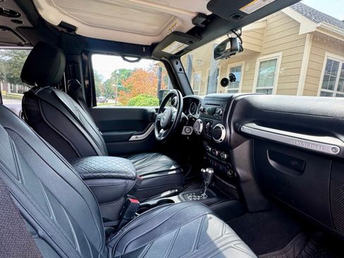 Used 2017 Jeep Wrangler Unlimited Sahara w/ Max Tow Package image 9